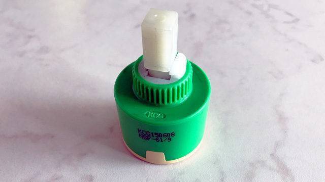 The mixer tap ceramic cartridge in a plastic body